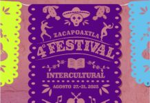 Yólotl Latino in Mexiko 2025 / Kulturforum Mexiko Das Bild zeigt dekorative blaue Papiergirlande mit dem Schriftzug: „Zacapoaxtla – 4º Festival Intercultural – Agosto 27–31, 2025“. Verziert mit Tanzfiguren, Instrumenten und Symbolen. Im Hintergrund eine rosafarbene Wand und ein Kaktus.