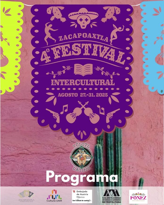 Bild: Yólotl Latino Das Bild zeigt dekorative blaue Papiergirlande mit dem Schriftzug: „Zacapoaxtla – 4º Festival Intercultural – Agosto 27–31, 2025“. Verziert mit Tanzfiguren, Instrumenten und Symbolen. Im Hintergrund eine rosafarbene Wand und ein Kaktus.