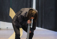 SYSTEMA Marseille /Kulturforum Paris Magdalena Forster steht auf einem Eimer und bläst in eine Orgelpfeife.