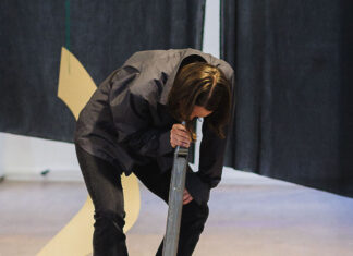 SYSTEMA Marseille /Kulturforum Paris Magdalena Forster steht auf einem Eimer und bläst in eine Orgelpfeife.