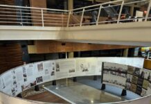 Architektur-Ausstellung / Botschaft Brasilia Das Bild zeigt die schneckenförmige Clemens Holzmeister Ausstellung in der Mitte der Bibliothek der Universität Positivo in Curitiba.