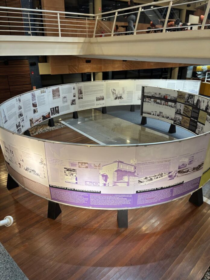 Bild: Österreichische Botschaft Brasilia Das Bild zeigt die schneckenförmige Clemens Holzmeister Ausstellung in der Mitte der Bibliothek der Universität Positivo in Curitiba.