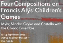Uraufführung beim Ultima Festival / Botschaft Oslo Hintergrund: Grau schraffiert mit verfließenden orangen und roten Feldern. Darauf in weißer Schrift die Konzertankündigung mit Titel „Four Compositions on Francis Alÿs' Children's Games“, Verweis auf die Künstler*innen, Datum, Ort und Preis (130-300 NOK).