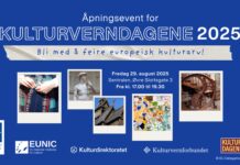European Cultural Heritage Days / Botschaft Oslo Auf EUNIC-blauem Hintergrund wird in norwegischer Sprache und weißer Schrift auf das Eröffnungsevent der europäischen Kulturerbetage 2025 am 29. August 17:00-19:30 am Veranstaltungsort Sentralen in Oslo hingewiesen. Die Vielseitigkeit der Veranstaltung wird durch Bilder traditionellen Handwerks in Verbindung mit Trachtenmode aber auch u.a. einer Stabkirche in weißen Polaroidrahmen unterstrichen. Am unteren Ende des Bildes sind die Logos der beteiligten Institutionen.