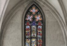 Peter Baldinger: Erkenntnisse aus der Distanz Auf dem Bild sieht man ein gotisches Kirchenfenster aus dem Stefansdom.