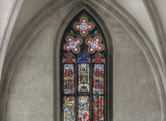 Peter Baldinger: Erkenntnisse aus der Distanz Auf dem Bild sieht man ein gotisches Kirchenfenster aus dem Stefansdom.