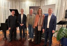 Konzertreihe Music in Exile / Botschaft Canberra Das Bild zeigt die Künstler mit dem Botschaftsteam in Canberra der Bühne zu sehen.