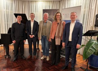 Konzertreihe Music in Exile / Botschaft Canberra Das Bild zeigt die Künstler mit dem Botschaftsteam in Canberra der Bühne zu sehen.