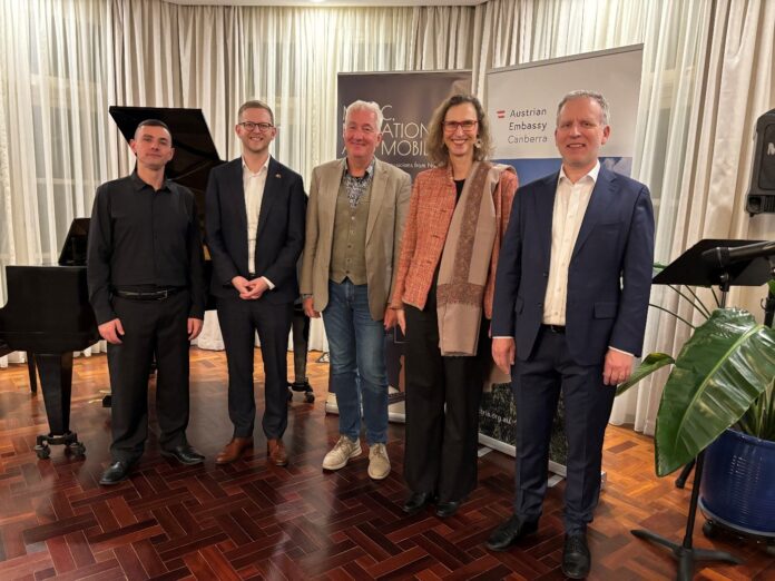 ÖBCanberra Das Bild zeigt die Künstler mit dem Botschaftsteam in Canberra der Bühne zu sehen.