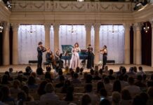 Vivaldi Sacro e Profano. OverTone. Jörg Zwicker / Botschaft Kyjiw Die MusikerInnen auf der Bühne mit dem Publikum davor.