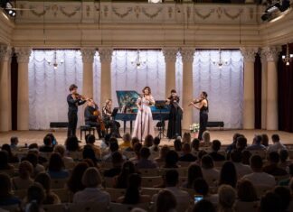 Vivaldi Sacro e Profano. OverTone. Jörg Zwicker / Botschaft Kyjiw Die MusikerInnen auf der Bühne mit dem Publikum davor.