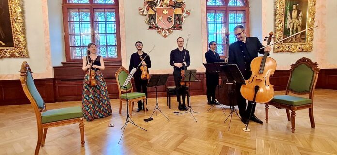 Das Bild zeigt das fünfköpfige Streichquintett „Wiener Kammersymphonie“.
