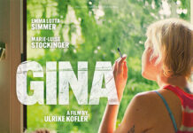 Deutschsprachiges Filmfestival / Generalkonsulat Hongkong Das Bild zeigt eine werdende Mutter und ihre Tochter Gina am Fenster. Die Mutter raucht eine Zigarette und schaut aus dem Fenster während sie von ihrer Tochter hoffnungsvoll angeschaut wird.