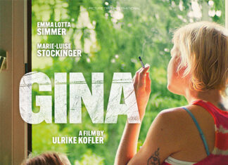 Deutschsprachiges Filmfestival / Generalkonsulat Hongkong Das Bild zeigt eine werdende Mutter und ihre Tochter Gina am Fenster. Die Mutter raucht eine Zigarette und schaut aus dem Fenster während sie von ihrer Tochter hoffnungsvoll angeschaut wird.