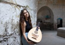 A West-Eastern Dream: QAYEQ / Kulturforum Bukarest Das Bild zeigt Avin Ahmadi und ihr Instrument, der OUD