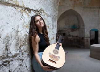 A West-Eastern Dream: QAYEQ / Kulturforum Bukarest Das Bild zeigt Avin Ahmadi und ihr Instrument, der OUD