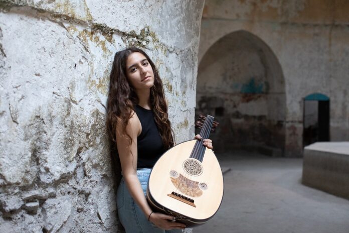 Bild: © Sarah Dawson Mcclean Das Bild zeigt Avin Ahmadi und ihr Instrument, der OUD