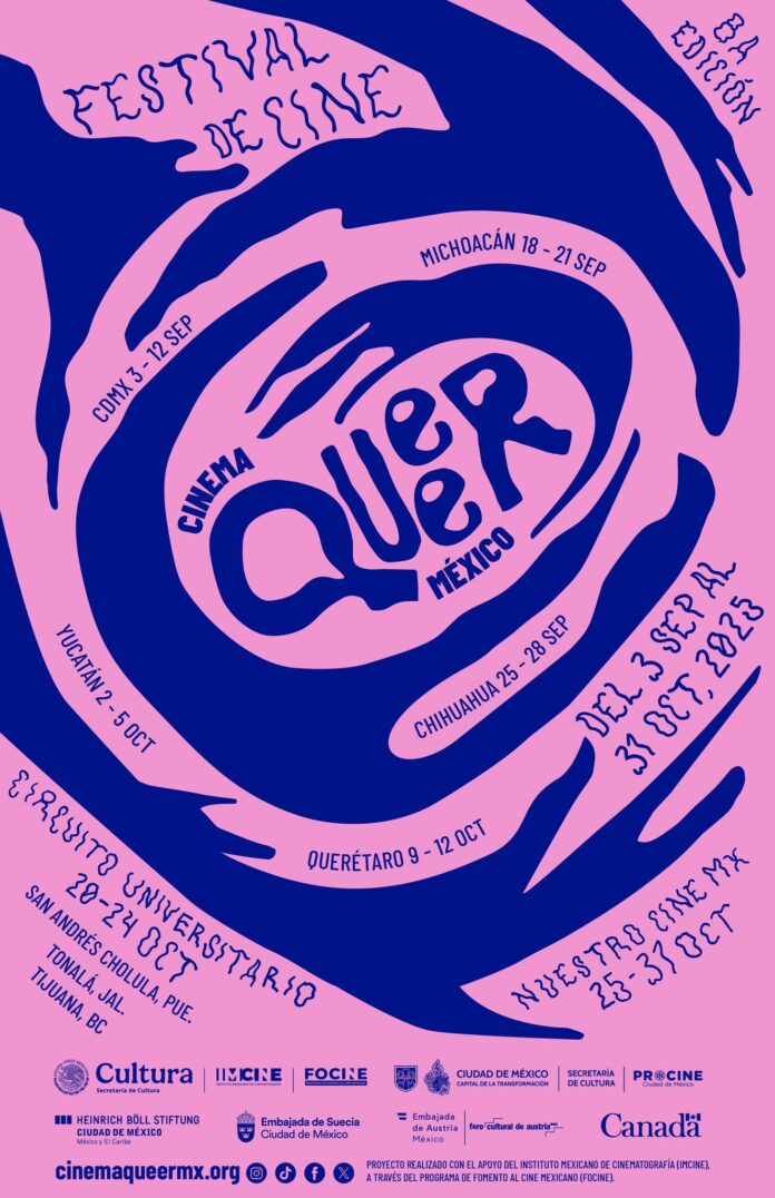 Das Poster bewirbt die 8. Ausgabe des Cinema Queer México Filmfestivals (3. September – 31. Oktober 2025). In kräftigem Pink und Dunkelblau gestaltet, zeigt es das Festival-Logo in der Mitte. Rundherum sind die Veranstaltungsorte mit Daten aufgeführt. Am unteren Rand sind Logos der Förderinstitutionen sowie die Website Cinema Queer abgebildet.