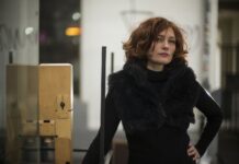 Eva REITER «WASTORIES»Weltpremiere / Kulturforum Paris Eva Reiter steht im schwarzen Wintermantel mit Pelz