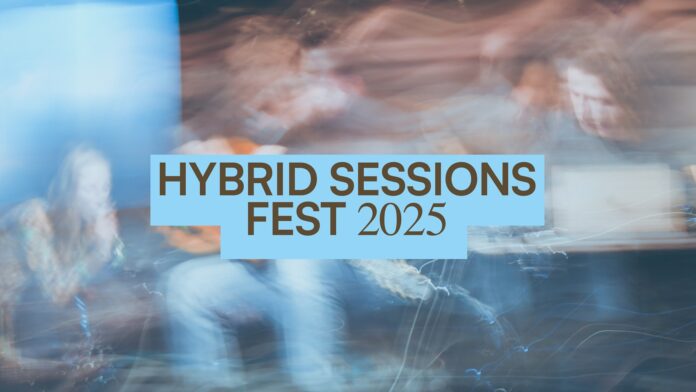 Das Bild zeigt ein Plakat des Festivals auf dem groß und zentriert mit hellblauem Hintergrund und dunkelbrauner Schrift „Hybrid Sessions Fest 2025“ steht. Der Hintergrund, der sehr unscharf ist, besteht aus einem Kalt-Warm-Kontrast – In der unteren Hälfte des Plakats ist vor allem blaue Farbe vorzufinden und im oberen wiederum ein rötlicher Farbton. Außerdem kann man auf der linken Seite eine orange gekleidete Künstlerin erkennen, rechts daneben, teilweise von der Aufschrift bedeckt eine weitere Person, die in Jeans gekleidet ist und auf der rechten oberen Seite kann man ein Gesicht erkennen. Ansonsten ist das Plakat von Linien geprägt, die an den Rauch einer Zigarette erinnern.