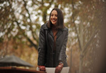 Anna Maurer in Jaffa / Kulturforum Tel Aviv Das Bild zeigt die Künstlerin Anna Maurer in der Natur (verschwommener Hintergrund).