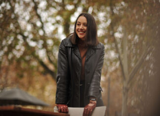 Anna Maurer in Jaffa / Kulturforum Tel Aviv Das Bild zeigt die Künstlerin Anna Maurer in der Natur (verschwommener Hintergrund).