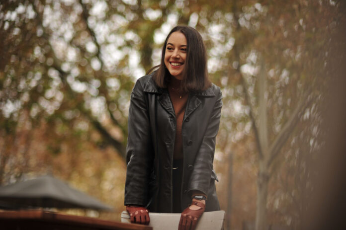 Das Bild zeigt die Künstlerin Anna Maurer in der Natur (verschwommener Hintergrund).