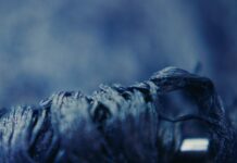 Indigo Ausstellung und Film / Kulturforum Washington Das Bild zeigt Fäden in Nahaufnahme, die in Indigo gefärbt wurden.