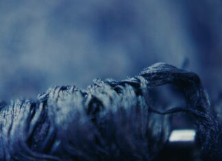 Indigo Ausstellung und Film / Kulturforum Washington Das Bild zeigt Fäden in Nahaufnahme, die in Indigo gefärbt wurden.