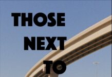 THOSE NEXT TO US- Dokumentarfilm / Botschaft Tunis Das Bild zeigt einen LKW unter verschlungenen Autobahnbrücken in den USA .