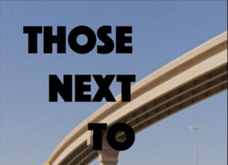 THOSE NEXT TO US- Dokumentarfilm / Botschaft Tunis Das Bild zeigt einen LKW unter verschlungenen Autobahnbrücken in den USA .