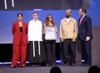 State of the ART(ist) 2025 / Hauptpreis für Café Kuba von David Shongo Das Bild zeigt die vier Gewinner auf der Bühne gemeinsam mit Herrn Staatssekretär Sepp Schellhorn.