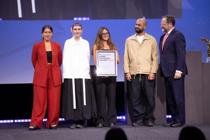 Das Bild zeigt die vier Gewinner auf der Bühne gemeinsam mit Herrn Staatssekretär Sepp Schellhorn.
