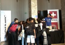 Europäischer Tag der Sprachen / Kulturforum Madrid Das Foto zeigt eine Gruppe von Schülerinnen und Schülern beim Stand des Österreichischen Kulturforums im Círculo de Bellas Artes in Madrid.