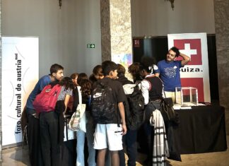 Europäischer Tag der Sprachen / Kulturforum Madrid Das Foto zeigt eine Gruppe von Schülerinnen und Schülern beim Stand des Österreichischen Kulturforums im Círculo de Bellas Artes in Madrid.
