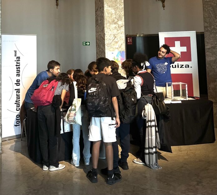 Bild: KF Madrid Das Foto zeigt eine Gruppe von Schülerinnen und Schülern beim Stand des Österreichischen Kulturforums im Círculo de Bellas Artes in Madrid.