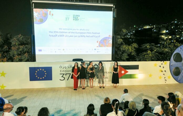 ÖBAmman Das Bild zeigt die Regisseurin und die Diskussionspartnerinnen auf der Bühne.