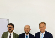 Robert Schuett in Kolumbien / Botschaft Bogotá Das Bild zeigt Camilo Ernesto Castillo (Universidad del Rosario) und Camilo Ramírez Gutiérrez (Universidad del Bosque) zusammen mit dem Präsidenten der Österreichischen Gesellschaft für Politikwissenschaft und Autor des Buches, Dr. Robert Schuett. Sie halten die englische (Hans Kelsen: Political Realism) und spanische (El realismo político de Kelsen) Ausgabe des Buches