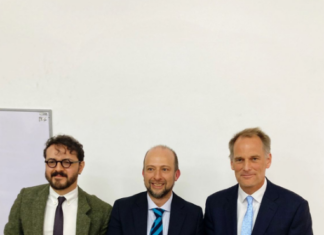 Robert Schuett in Kolumbien / Botschaft Bogotá Das Bild zeigt Camilo Ernesto Castillo (Universidad del Rosario) und Camilo Ramírez Gutiérrez (Universidad del Bosque) zusammen mit dem Präsidenten der Österreichischen Gesellschaft für Politikwissenschaft und Autor des Buches, Dr. Robert Schuett. Sie halten die englische (Hans Kelsen: Political Realism) und spanische (El realismo político de Kelsen) Ausgabe des Buches