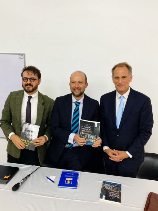 Das Bild zeigt Camilo Ernesto Castillo (Universidad del Rosario) und Camilo Ramírez Gutiérrez (Universidad del Bosque) zusammen mit dem Präsidenten der Österreichischen Gesellschaft für Politikwissenschaft und Autor des Buches, Dr. Robert Schuett. Sie halten die englische (Hans Kelsen: Political Realism) und spanische (El realismo político de Kelsen) Ausgabe des Buches