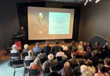 Coffee Diplomacy in Canberra / Botschaft Canberra Das Bild zeigt Star-Barista Vadym Granovskyi bei der Zubereitung seiner Spezialität „Flat-Red