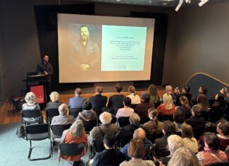 Coffee Diplomacy in Canberra / Botschaft Canberra Das Bild zeigt Star-Barista Vadym Granovskyi bei der Zubereitung seiner Spezialität „Flat-Red