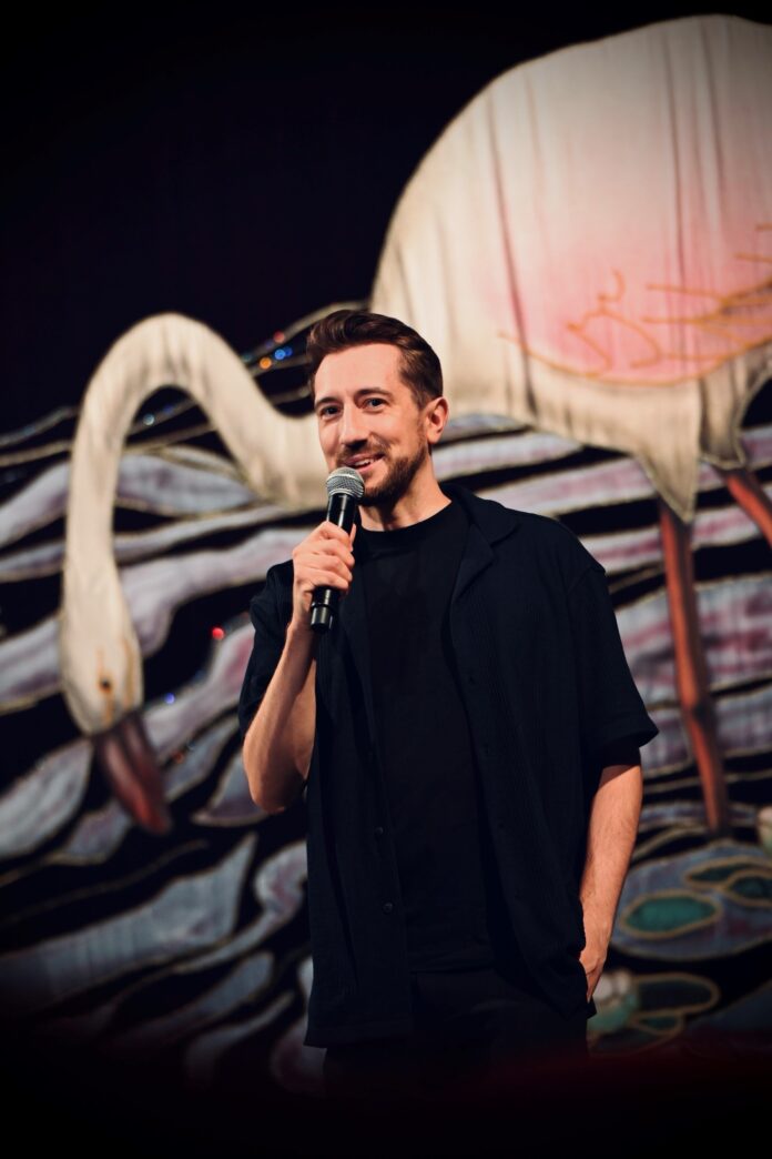 Das Bild zeigt Regisseur Bernhard Wenger bei seinem Vortrag in Auckland.