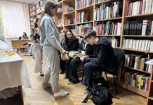 LITERATURFESTIVAL FILIT/Botschaft Chisinau Das Bild zeigt die Schülerinnen und Schüler in der Österreich Bibliothek.