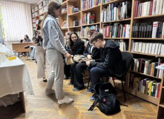 LITERATURFESTIVAL FILIT/Botschaft Chisinau Das Bild zeigt die Schülerinnen und Schüler in der Österreich Bibliothek.
