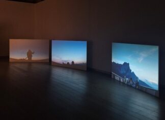 Spending Time, Holding Space / Kulturforum Ottawa Das Bild zeigt den Teil von Christiana Perschons Ausstellung, der sie sich mit der Künstlerin Inge Dick befasst. Dick, die sich in ihrer Arbeit vor allem mit Licht beschäftigt, wird hier von Perschon in ihrem Boot auf dem Mondsee unter verschiedenen Lichtvoraussetzungen filmisch dargestellt.