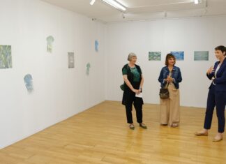 Meeting at a Wild River von Monika Pichler / Botschaft Tirana Das Bild zeigt die Künstlerinin der Galerie mit zwei weiteren Personen.