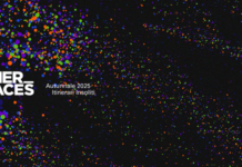 INNER_SPACES / Kulturforum Mailand Auf dem Bild ist eine schwarze Fläche zu sehen, die von zahlreichen farbigen Punkten durchzogen ist. Es trägt den Titel INNER_SPACES.