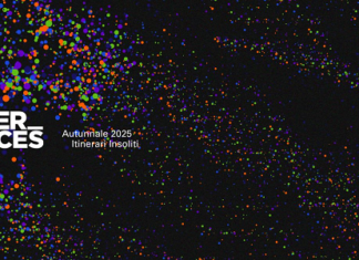 INNER_SPACES / Kulturforum Mailand Auf dem Bild ist eine schwarze Fläche zu sehen, die von zahlreichen farbigen Punkten durchzogen ist. Es trägt den Titel INNER_SPACES.