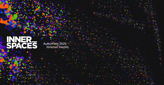 Auf dem Bild ist eine schwarze Fläche zu sehen, die von zahlreichen farbigen Punkten durchzogen ist. Es trägt den Titel INNER_SPACES.